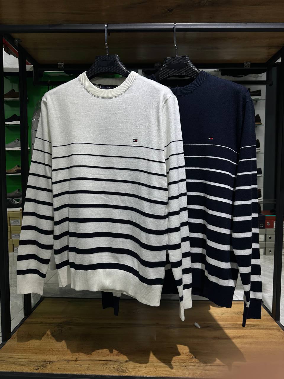 Tommy Hilfiger brendidan har doim urfda bo'ladigan chiziqli uslubdagi  erkaklar sviteri 1