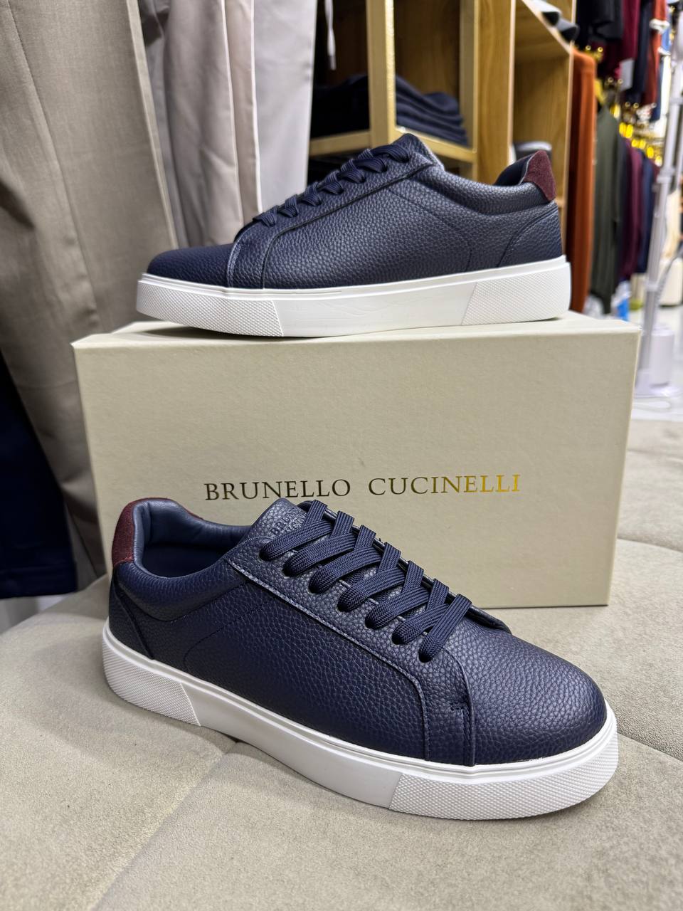 Brunello Cucinelli toʻq koʻk rangli teksturali charmdan tikilgan kedalar 1