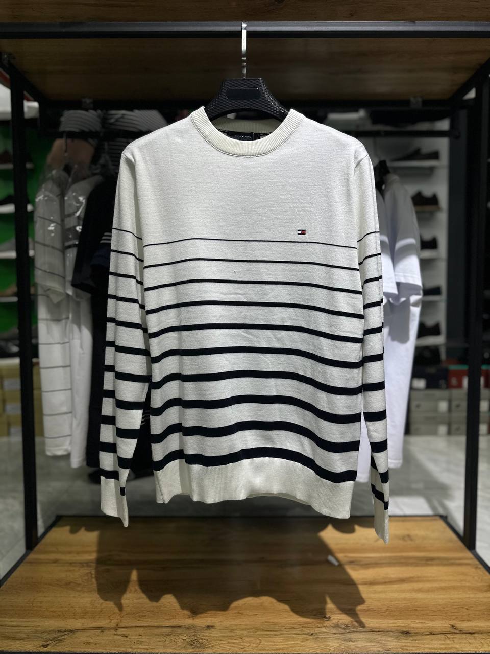 Tommy Hilfiger brendidan har doim urfda bo'ladigan chiziqli uslubdagi  erkaklar sviteri